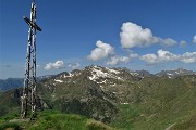 40 Croce di vetta Pizzo delle segade (2173 m) con vista in Ponteranica